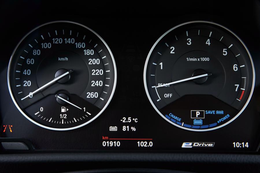 Панель приборов BMW 225xe Active Tourer (F45) 2016 года  (WW) (фото 23 из 50)